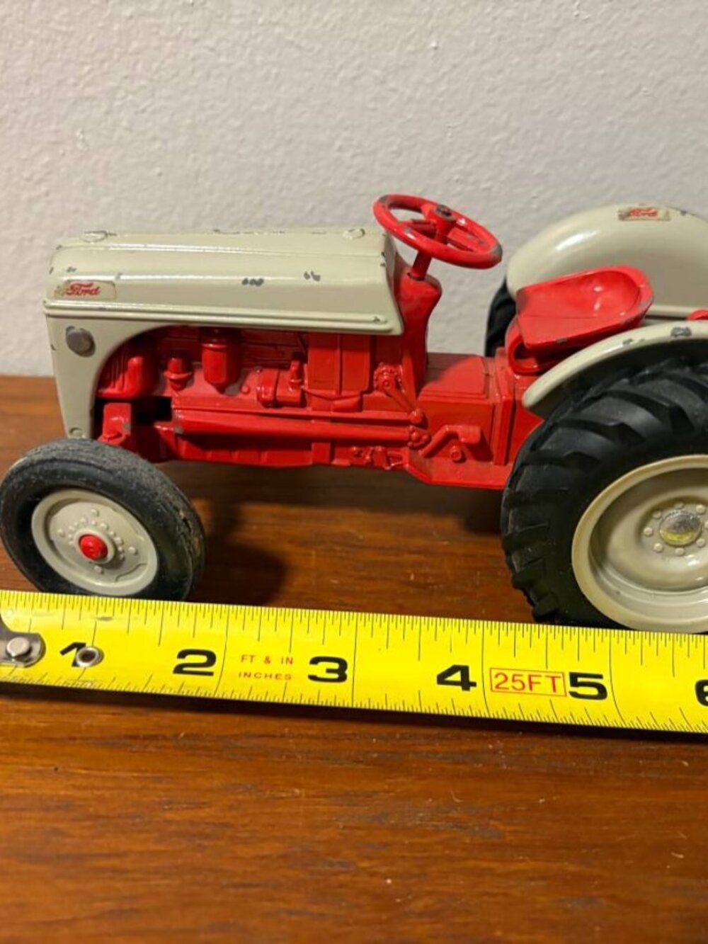 Ford ERTL 8N Die‐Cast Tractor – 1/32 Scale Vintage Red Metal Farm Toy